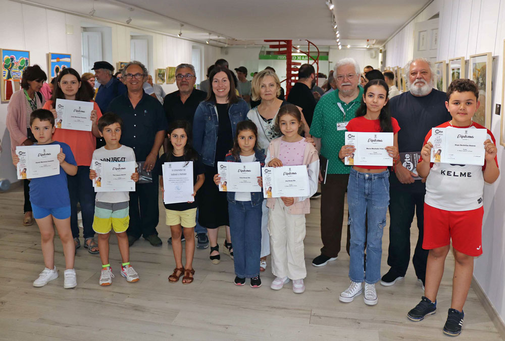 Imaxe das gañadoras e dos gañadores do VI Concurso de Debuxo e Pintura cos seus diplomas