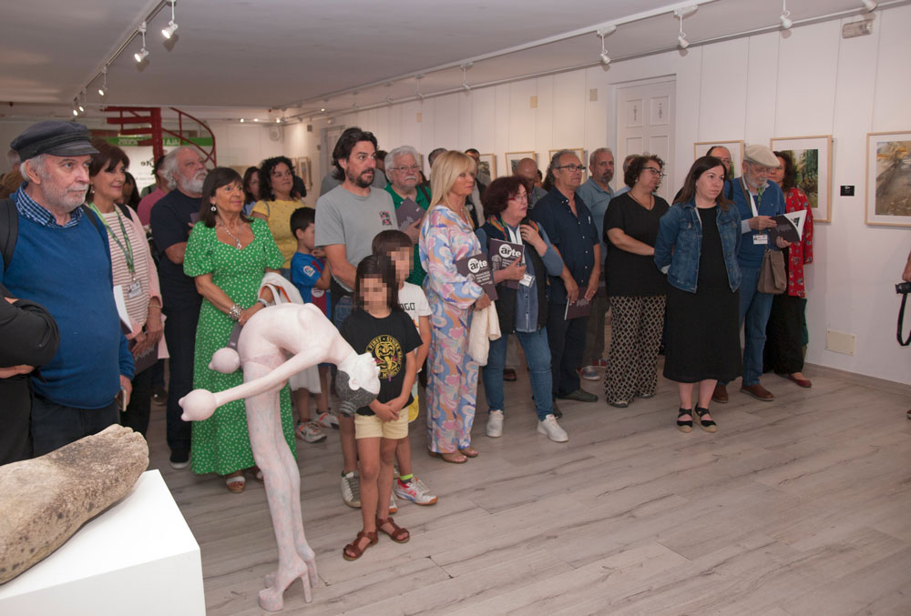 Imaxe de asistentes ao acto de inauguración da exposición do Encontro coa Arte